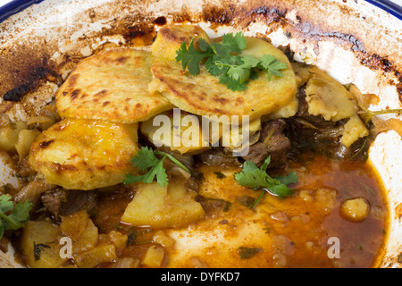 Marokkanische Süßkartoffel und Rindfleisch Tajine Reste in die Schüssel von oben. Ein traditionelles Gericht aus Fez Stockfoto