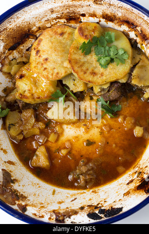 Marokkanische Süßkartoffel und Rindfleisch Tajine Reste in die Schüssel von oben. Ein traditionelles Gericht aus Fez Stockfoto