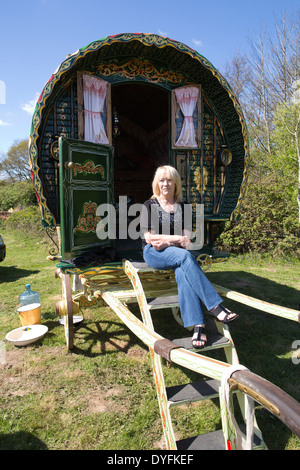 Roma-Zigeuner außerhalb ihrer Vardo, Gypsy und Traveller Website, West Sussex, England, UK Stockfoto