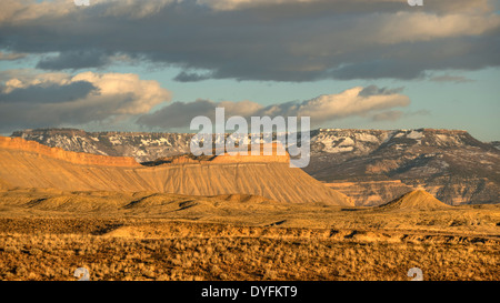 Die Grand Mesa, größte abgeflachten Berg der Welt, steigt hinter Mount Garfield bei Sonnenuntergang in der Nähe von Grand Junction, Colorado Stockfoto