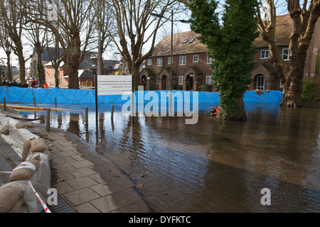 Der überflutete Fluss Itchen an der Park Avenue und der Winchester School of Art, Hampshire, England, Großbritannien. Mit dem Klimawandel werden Überschwemmungen immer häufiger. Stockfoto