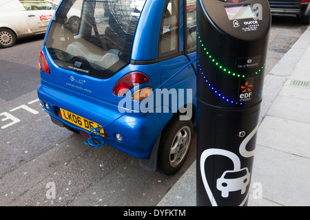 G-Wiz Elektroautos bei Aufladung am Straßenrand Ladepunkt, London, UK Stockfoto