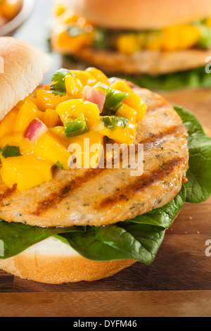 Mahi Fisch-Sandwich mit Salsa und Salat Stockfoto