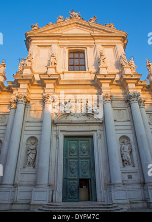 Venedig, Italien - 13. März 2014: Kirche Chiesa dei Gesuiti (Santa Maria Assunta) im Abendlicht. Stockfoto