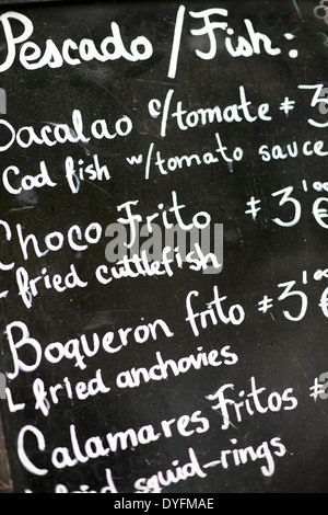 Vordergrund eines Posters im Menü in einem typischen spanischen Restaurant, Sevilla, Andalusien, Spanien Stockfoto
