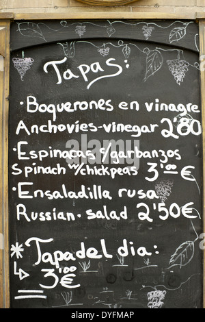 Vordergrund eines Posters im Menü in einem typischen spanischen Restaurant, Sevilla, Andalusien, Spanien Stockfoto