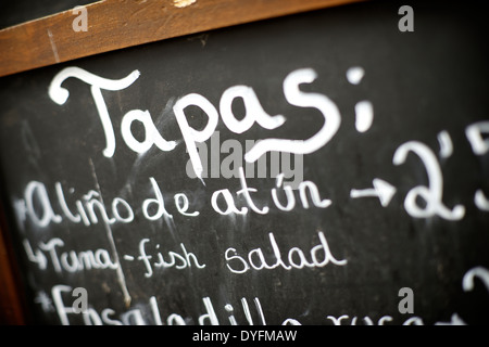 Vordergrund eines Posters im Menü in einem typischen spanischen Restaurant, Sevilla, Andalusien, Spanien Stockfoto