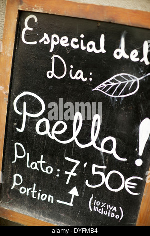 Vordergrund eines Posters im Menü in einem typischen spanischen Restaurant, Sevilla, Andalusien, Spanien Stockfoto