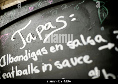 Vordergrund eines Posters im Menü in einem typischen spanischen Restaurant, Sevilla, Andalusien, Spanien Stockfoto