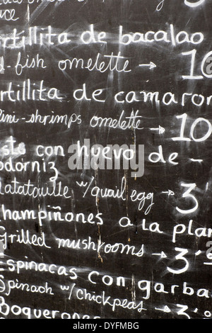 Vordergrund eines Posters im Menü in einem typischen spanischen Restaurant, Sevilla, Andalusien, Spanien Stockfoto