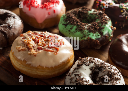 Verschiedene hausgemachte Gourmet glasierte Donuts auf einem Hintergrund Stockfoto
