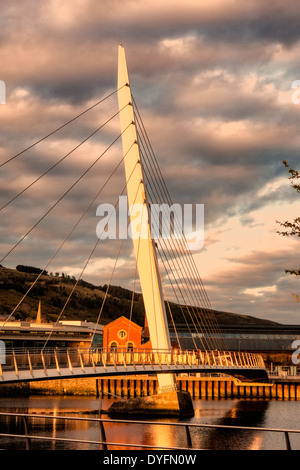 Segel-Brücke in Swansea gefangen in den späten Abend Sonne Stockfoto