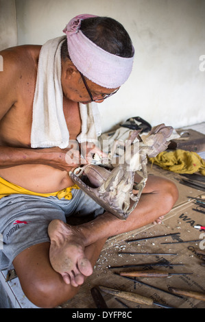 Ein Mann macht Kunsthandwerk aus Holz in Mas Dorf, Ubud, Bali, Indonesien Stockfoto