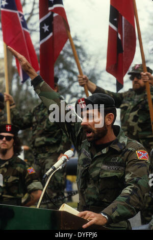 Raleigh, North Carolina, USA. 16. April 2014. Der Verdächtige in Sonntag des jüdischen Zentrums Shootings in Overland Park, Kansas, ist FRAZIER GLENN MILLER, bekannten rechtsextremen Extremist, ehemaliger Ku-Klux-Klan-Führer und Gründer von der mittlerweile aufgelösten White Patriot Party, eine Ku Klux Klan-Gruppe, die in North Carolina stationiert war. Miller ist in polizeilichem Gewahrsam gehen angeblich auf einen Amoklauf außerhalb von zwei jüdischen Zentren in einem Vorort von Kansas. Bild: 1985 - Raleigh, North Carolina, USA - FRAZIER GLENN MILLER auf einer weißen Patriot Party rally. Bildnachweis: Robin Nelson/ZUMAPRESS.com/Alamy Live-Nachrichten Stockfoto