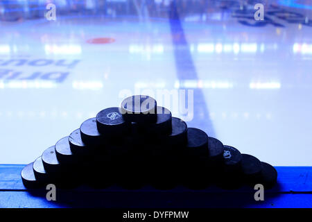 Tampa, Florida, USA. 16. April 2014. DIRK SHADD | Zeiten. Das Bühnenbild ist wie Pucks auf der Bank gestapelt werden, bevor die Tampa Bay Lightning nehmen zu den Montréal Canadiens in der ersten Runde der Stanley Cup Playoffs in der Tampa Bay Times Forum in Tampa Mittwochabend (16.04.14) © Dirk Shadd/Tampa Bay Times/ZUMAPRESS.com/Alamy Live News Stockfoto