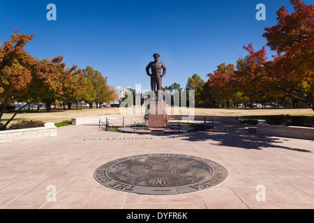 USA, Kansas, Abilene, Eisenhower Presidential Library Bereich Website Präsident Dwight D. Eisenhower, Eisenhower Statue gewidmet Stockfoto