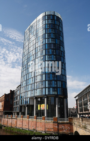 Neubausiedlung entlang des River Don in Sheffield England Großbritannien an der Ladys Bridge, Blonk St Innenstadtgebäude mit Wohnturm Stockfoto