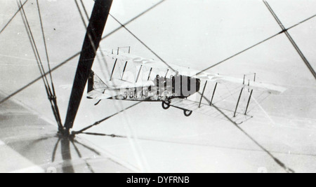 Dieses Foto aus dem Allen Archer Album dokumentiert einen Flugzeugunfall mit einer Curtiss JN-4 Jenny im Camp Logan. Die JN-4 war ein weit verbreitetes Trainingsflugzeug während des Ersten Weltkriegs und das Bild spiegelt die Anfänge der militärischen Luftfahrt und die damit verbundenen Risiken wider. Stockfoto