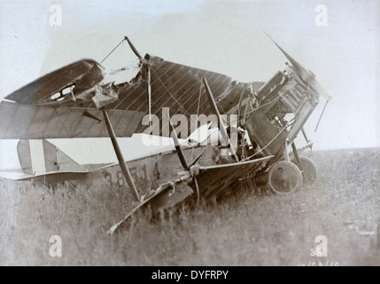 Dieses Bild aus dem Album Allen Archer zeigt die Folgen eines Flugzeugabfalls mit einem Curtiss JN-4, bekannt als die Curtiss Jenny, in Camp Logan, Texas. Die Curtiss JN-4 war ein wichtiges Trainingsflugzeug für die US-Armee während des Ersten Weltkriegs Stockfoto