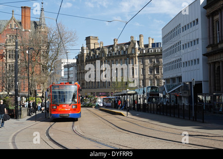 Sheffield Supertram an der Straßenbahnhaltestelle der Kathedrale. Sheffield Stadtzentrum England. Städtische öffentliche Verkehrsmittel U-Bahn, Stadtbahnnetz Stockfoto