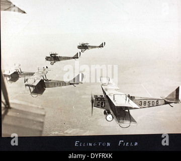 Dieses Bild aus dem Album Allen Archer fängt die Szene eines Flugzeugabsturzes ein, an dem ein Curtiss JN-4, auch bekannt als The Curtiss Jenny, in Camp Logan, Texas, beteiligt war. Die JN-4 war ein Schlüsselflugzeug, das während des Ersten Weltkriegs für Ausbildungs- und Aufklärungsmissionen eingesetzt wurde. Stockfoto