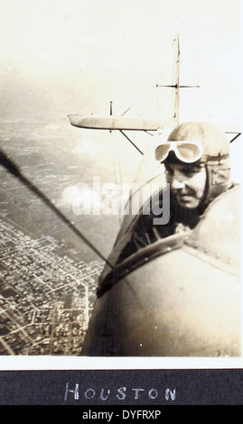 Dieses Bild aus dem Allen Archer Album zeigt einen Flugzeugunfall mit einem Curtiss JN-4 Jenny in Camp Logan, Houston, Texas. Das Flugzeug war Anfang des 20. Jahrhunderts Teil der US Army Aviation und zeigte die Flugübungen des Militärs zu dieser Zeit. Stockfoto