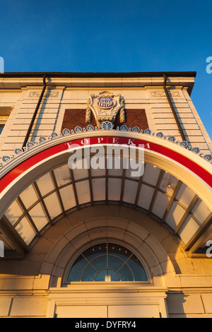 USA, Kansas, Topeka, The Great Overland-Station und alle Veterans Memorial, Sonnenuntergang Stockfoto