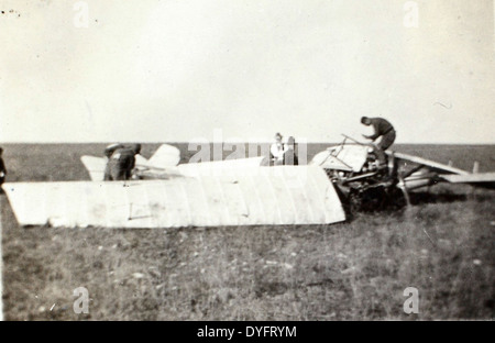 Dieses Bild aus Allen Archers Album dokumentiert einen tragischen Flugzeugunfall mit einem Curtiss JN-4 'Jenny' in Camp Logan, Texas. Die Curtiss Jenny war ein erstes Trainingsflugzeug der US-Armee während des Ersten Weltkriegs Stockfoto