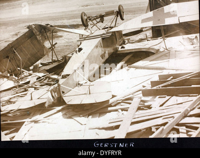 Dieses Bild aus dem Album Allen Archer fängt einen Unfall mit einem JN-4 Jenny-Flugzeug von Curtiss während eines Trainings der US-Armee in Camp Logan, Texas, ein. Die Curtiss Jenny wurde während des Ersten Weltkriegs ausgiebig genutzt Stockfoto