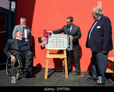 Somerset, UK. 16. April 2014. Marc Haynes, MD, Mike Penn, Museum kuratorische Treuhänder, Ed Vaizey MP und John Haynes-Gründer und Vorsitzender. Eröffnung in Somerset, UK £5 M Verlängerung Haynes International Motor Museum bezahlt durch private Mittel. Es wurde von Kultur Minister der Hon Ed Vaizey MP und Haynes publishing Familienmitglieder waren auch dort zu helfen. 16. April 2014, Foto von Geoff Moore/DMS Credit: Dorset Media Service/Alamy Live-Nachrichten Stockfoto