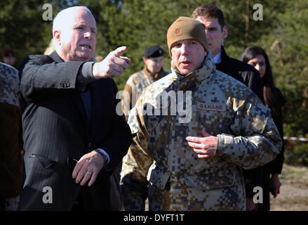 US-Senator John McCain spricht mit lettischen Oberstleutnant Gunars Kaulins während des Trainings Sommer Schild während eines Besuchs in Camp Adazi 15. April 2014 in Adazi, Lettland. United States Marines sind die NATO-Übung zusammen mit der lettischen, litauischen und estnischen Streitkräfte beteiligt. Stockfoto