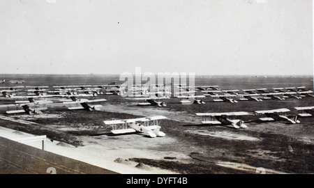 Dieses Bild aus dem Album Allen Archer fängt die Folgen eines Flugzeugabfalls mit einer Curtiss JN-4, auch bekannt als Curtiss Jenny, in Camp Logan ein. Die JN-4 war ein bekanntes Trainingsflugzeug, das von der US-Armee während des Ersten Weltkriegs eingesetzt wurde, wobei dieser Vorfall die Risiken der frühen Flieger deutlich machte. Stockfoto