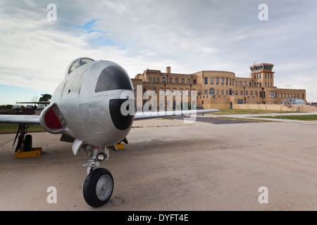 USA, Kansas, Wichita, Kansas Aviation Museum Fassade mit USAF t-33 trainer Stockfoto