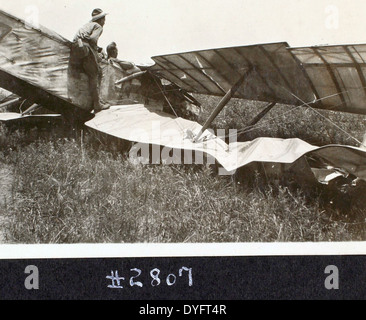 Allen Archers Flugzeugunglück in Camp Logan, an dem eine Curtiss JN-4 beteiligt war (auch bekannt als Curtiss Jenny), verdeutlicht die Risiken, denen sich Piloten während der frühen Flugtage ausgesetzt sahen. Die JN-4, ein Doppeldecker, der von der US-Armee während des Ersten Weltkriegs eingesetzt wurde, war ein Schlüsselflugzeug für die Ausbildung von Piloten. Dieser Vorfall ereignete sich in Houston, Texas, und zeigte die Herausforderungen des Flugtrainings während dieser Zeit. Stockfoto