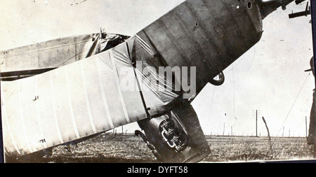 Dieses Bild aus Allen Archers Album zeigt die Folgen eines Flugzeugabfalls mit einem Curtiss JN-4 oder Curtiss Jenny im Camp Logan in Houston, Texas. Die JN-4 war ein weit verbreitetes Trainingsflugzeug im Ersten Weltkrieg Stockfoto