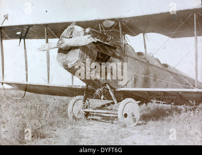 Dieses Bild aus dem Allen Archer Album zeigt den Flugzeugunfall mit einer Curtiss JN-4, auch bekannt als die Curtiss Jenny, in Camp Logan, Houston, Texas. Die JN-4 war ein wichtiges Trainingsflugzeug für die US Army Aviation während des Ersten Weltkriegs und der Unfall hebt die frühen Herausforderungen in der Flugsicherheit hervor. Stockfoto