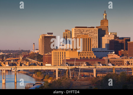 USA, Minnesota, Minneapolis, St. Paul, erhöhten Skyline vom indischen Grabhügel in der Morgendämmerung Stockfoto
