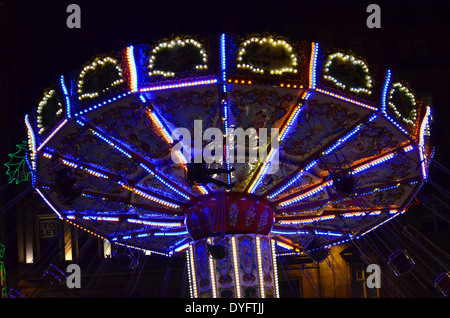 Schaukel-Fahrt am George Square, Glasgow während der Weihnachtsfeier Stockfoto