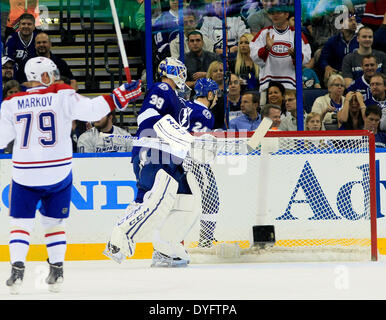 Tampa, Florida, USA. 16. April 2014. DIRK SHADD | Zeiten. Tampa Bay Lightning Torwart Anders Lindback (39) schaut zu, wie die Montréal Canadiens Verteidiger Andrei Markov (79) feiert die Canadiens-Ziel, das Spiel 1: 1 im ersten Zeitraum Aktion in der ersten Runde der Stanley Cup Playoffs in der Tampa Bay Times Forum in Tampa Mittwochabend zu binden (16.04.14) © Dirk Shadd/Tampa Bay Times/ZUMAPRESS.com/Alamy Live News Stockfoto