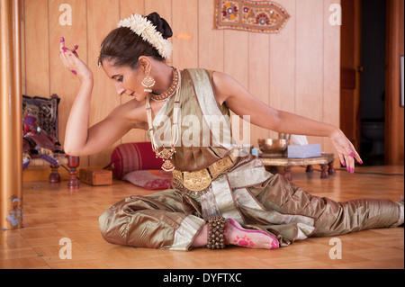 Traditionelle indische Tänzerin in klassischen Kleid Stockfoto