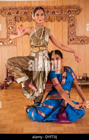 Traditionelle indische Tänzerinnen im klassischen Kleid Stockfoto