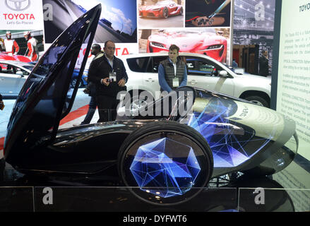 New York, USA. 16. April 2014. Ein Toyota FV2 Concept Car erscheint am Pressetag der 2014 New York International Auto Show in New York, Vereinigte Staaten, 16. April 2014. Konzeptfahrzeuge auf der Automobilmesse gefördert wurden schon eine Attraktion für die Besucher. Bildnachweis: Wang Lei/Xinhua/Alamy Live-Nachrichten Stockfoto