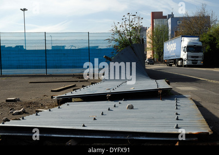 Gefallenen Zaun geblasen von Wind, Southampton, England Stockfoto