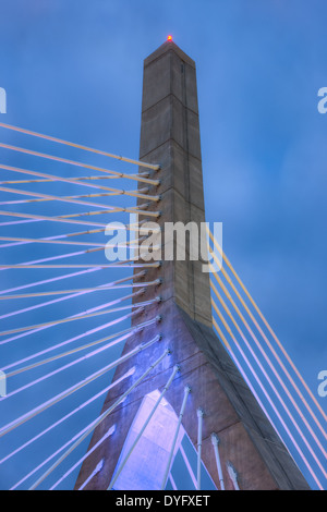 Der Himmel beginnt, während der Morgendämmerung hinter einer Aussetzung-Turm von Leonard P. Zakim Bunker Hill Memorial Bridge zu erleichtern. Stockfoto