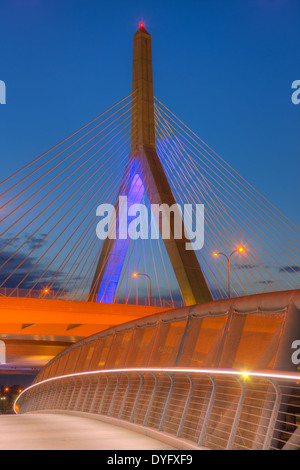 Der Himmel beginnt, während der Morgendämmerung hinter einem der Aussetzung Türme von Leonard P. Zakim Bunker Hill Memorial Bridge zu erleichtern. Stockfoto