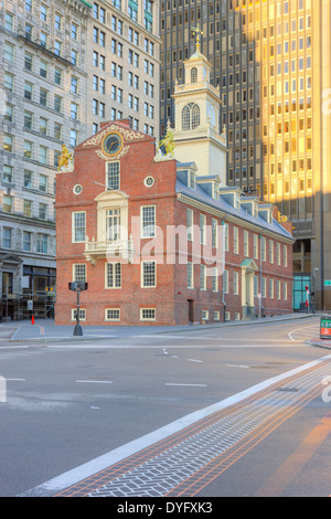 Das Old State House auf dem Freedom Trail unter den modernen Gebäuden im Financial District von Boston, Massachusetts. Stockfoto