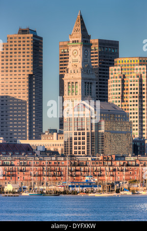 Eine morgendliche Aussicht der Custom House Tower, den Financial District und niedrige Leibhöhe Kais an der Uferpromenade in Boston, Massachusetts. Stockfoto