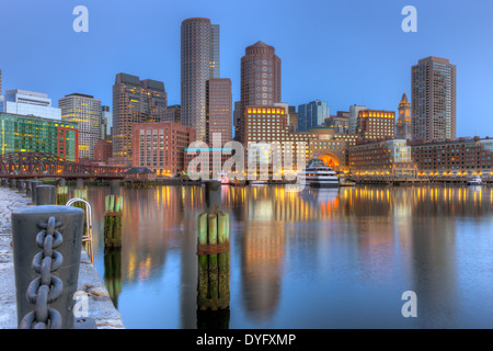 Die Skyline spiegelt sich in den stillen Wassern des Hafens vor Sonnenaufgang, wie ein neuer Tag in Boston, Massachusetts beginnt. Stockfoto