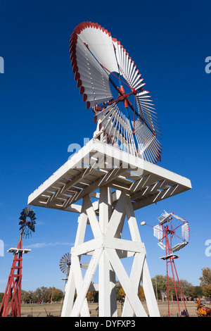 USA, Oklahoma, Elk City, Vintage Bauernhof Windmühlen Stockfoto