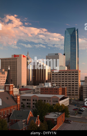 USA, Oklahoma, Oklahoma City, erhöhten Stadt Skyline mit Devon Tower in der Abenddämmerung Stockfoto